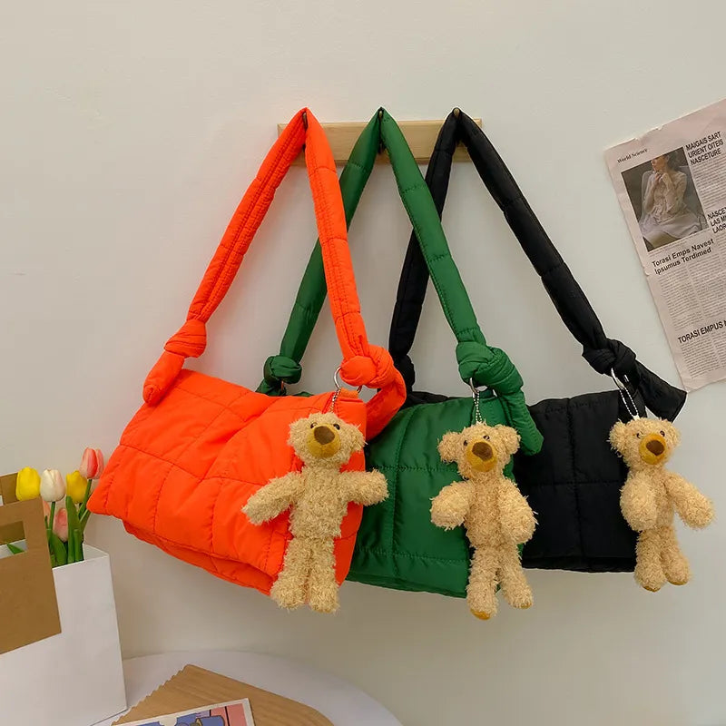 Umhängetasche für Damen ⎜ Gepolsterte Schultertasche im Steppdesign mit breitem Träger für Alltag und Freizeit
