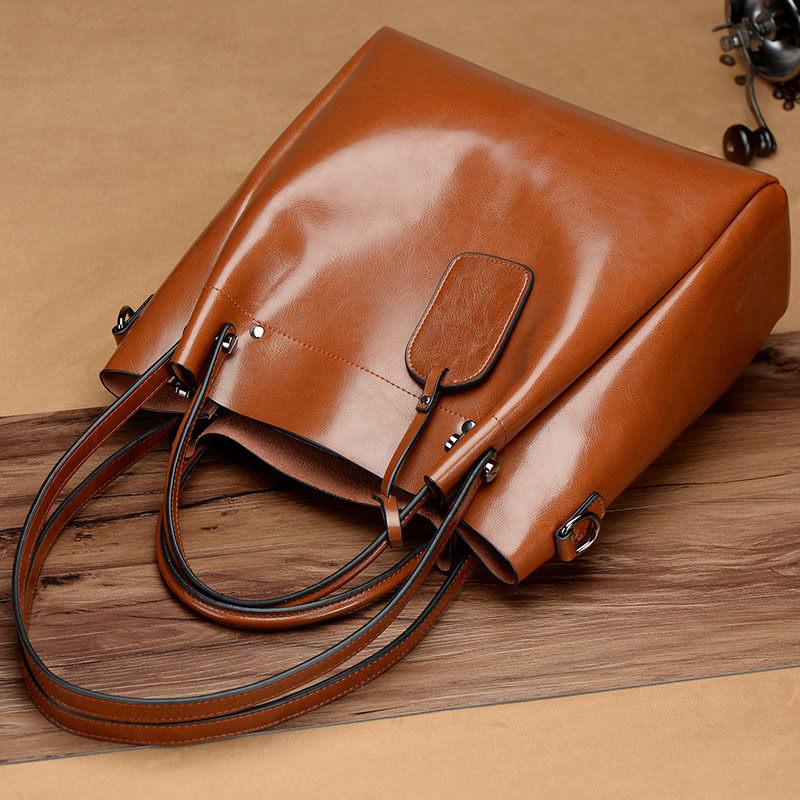 Damen Ledertasche ⎜ Robuste Schultertasche in edler Optik für Büro und Alltag