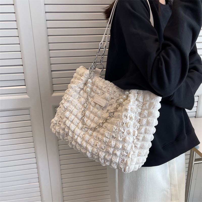 Tote Bag für Damen ⎜ Geräumige Schultertasche aus weichem Stoff mit Perlen- und Kettenakzenten