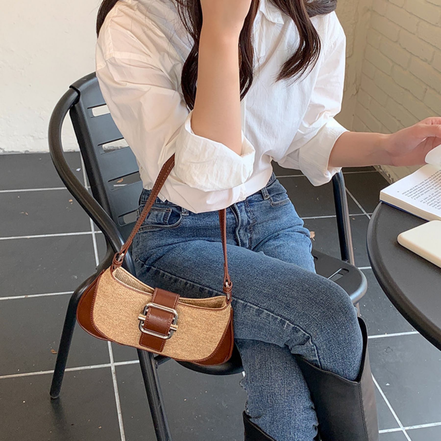 Baguette Tasche für Damen ⎜ Retro Design mit hochwertigem Nähmuster und praktischer Schultertragefunktion