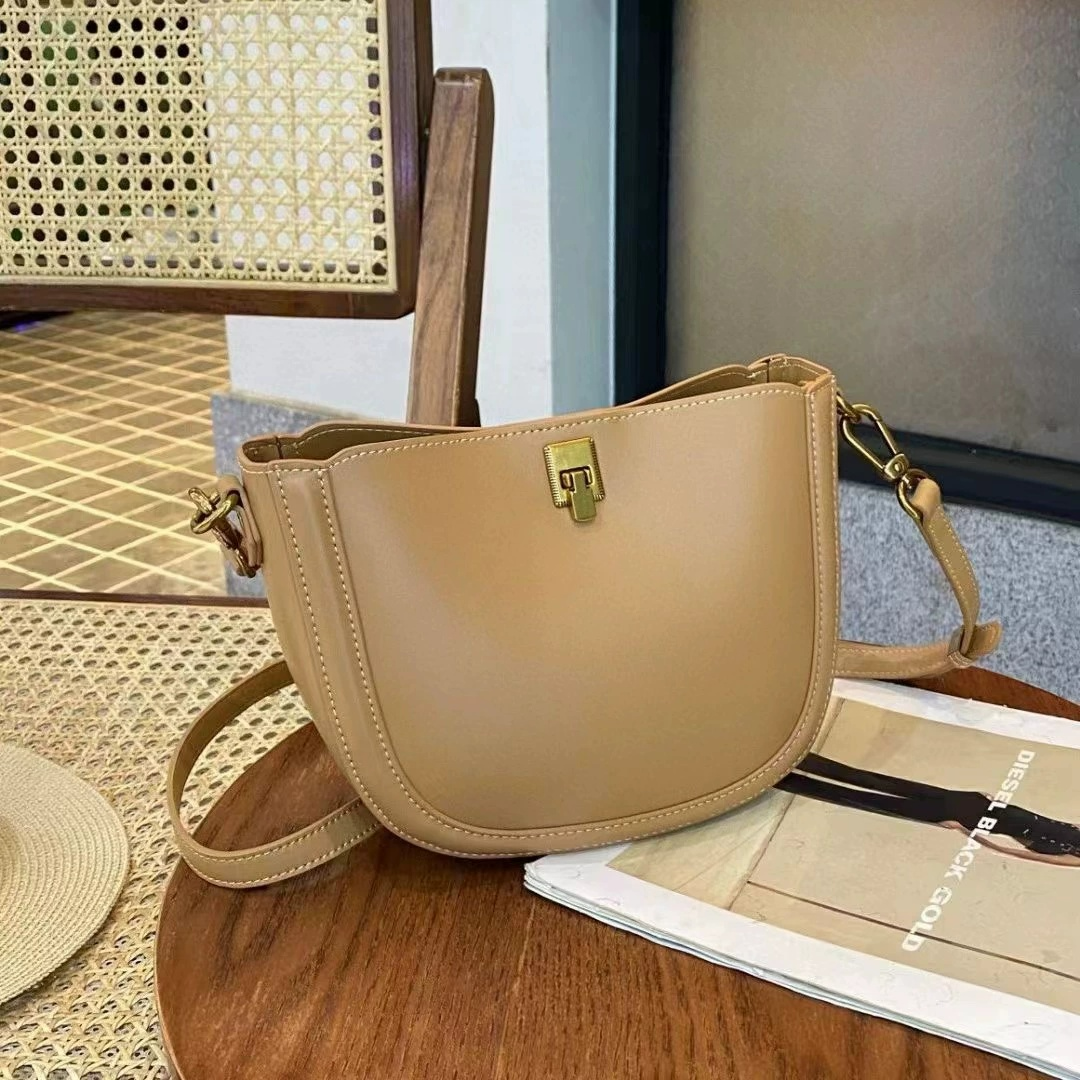 Damen Umhängetasche aus Leder ⎜ Schlichte Schultertasche mit Verstellbarem Riemen und Kompaktem Design