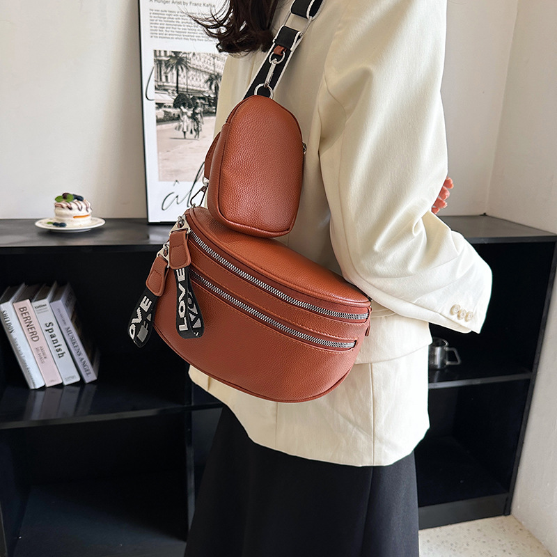 Bauchtasche für Damen aus Kunstleder ⎜ Stylische Umhängetasche mit Extra-Etui für Alltag und Freizeit