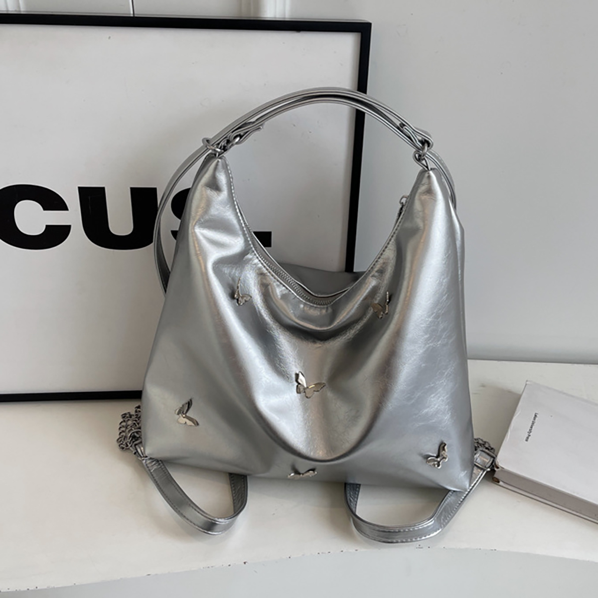 Umhängetasche für Damen ⎜ Große Schultertasche mit Schmetterlingsdetails und Anhänger für Alltag und Freizeit