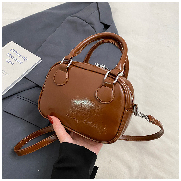 Damen Handtasche mit Umhängeriemen ⎜ Kompakte Schultertasche im eleganten Look für Alltag und Freizeit