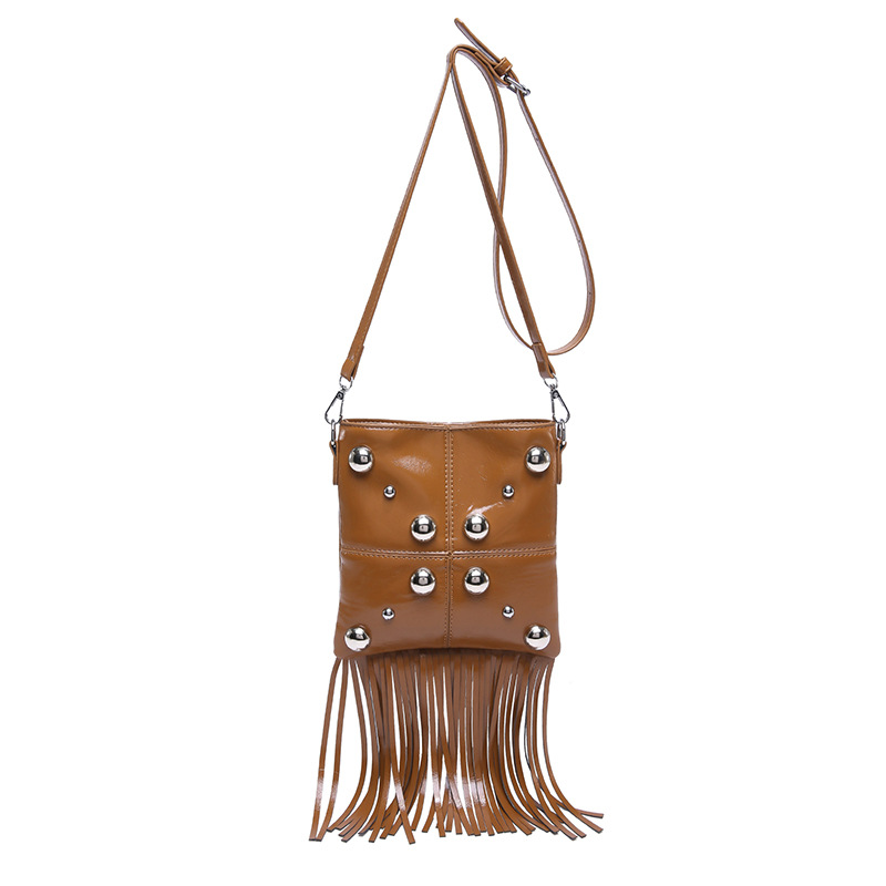 Umhängetasche für Damen ⎜ Trendige Schultertasche mit Nieten und Fransen für Festivals und Streetstyle