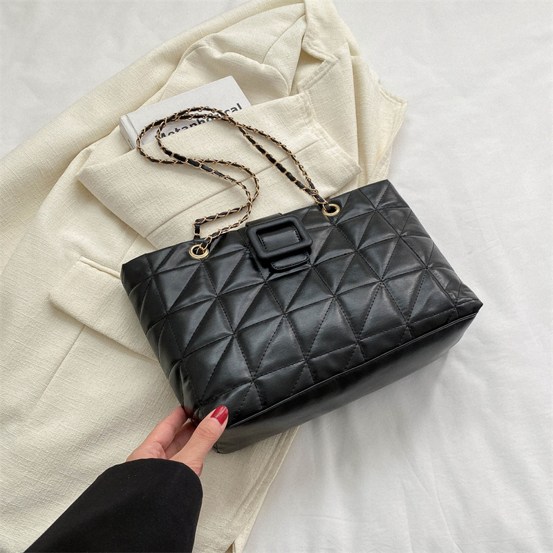 Schultertasche für Damen ⎜ Trendige Handtasche im Karo-Design mit goldener Kettenverzierung