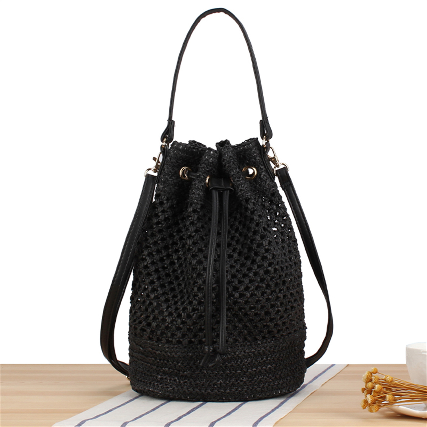 Damen Beuteltasche aus Strohgeflecht ⎜ Sommerliche Umhängetasche mit Kordelzug und verstellbarem Schulterriemen