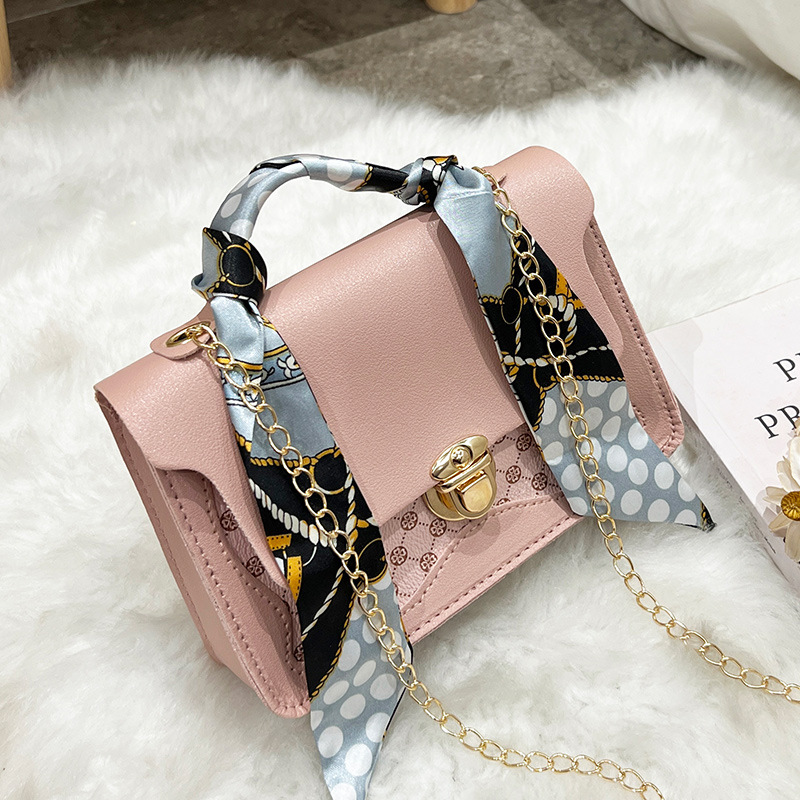 Umhängetasche für Damen ⎜ Kleine Vintage-Tasche mit Kettengurt und gemustertem Tuch für stilvolle Outfits