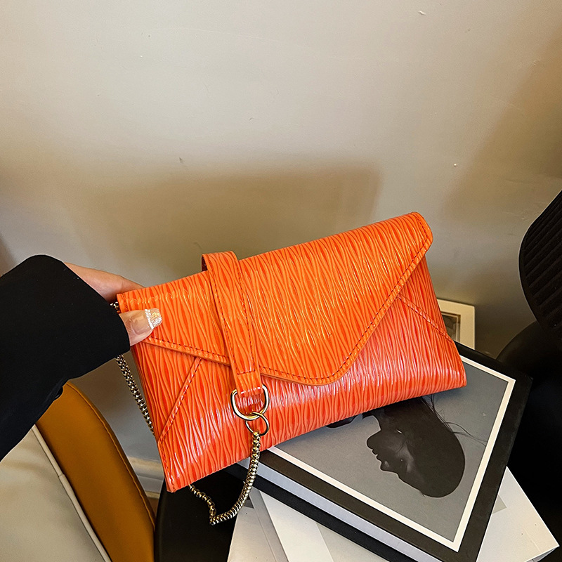 Umhängetasche für Damen ⎜ Glänzende Schultertasche mit Umschlagdesign und großem Stauraum