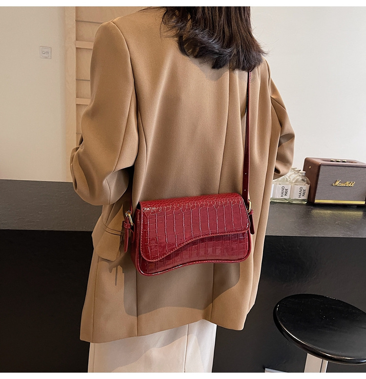 Umhängetasche für Damen ⎜ Schlichte Kunstledertasche mit Magnetverschluss und verstellbarem Riemen