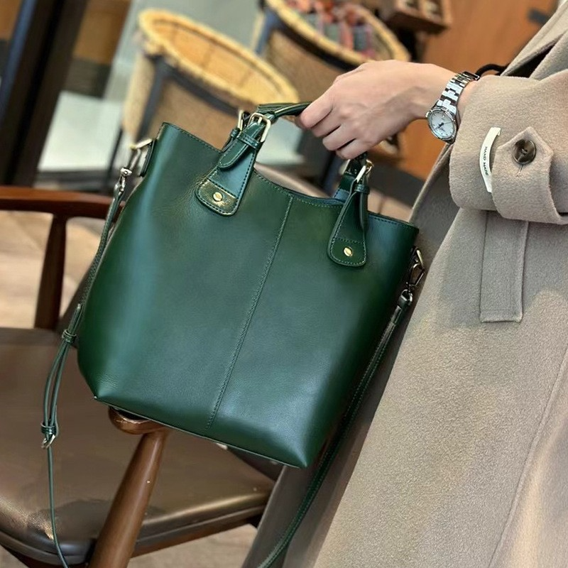 Damen Handtasche aus weichem Leder ⎜ Geräumige Schultertasche mit kurzem Griff für Alltag und Büro