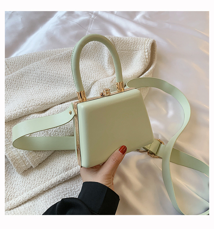 Damen Clip-Handtasche in Kontrastfarben ⎜ Elegante Mini-Tasche mit Bügelverschluss und kurzem Tragegriff