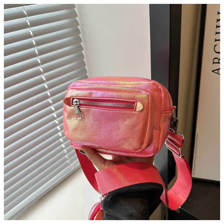 Umhängetasche für Damen ⎜ Kompakte Schultertasche mit breitem Trageriemen für Alltag, Büro und Freizeitlooks