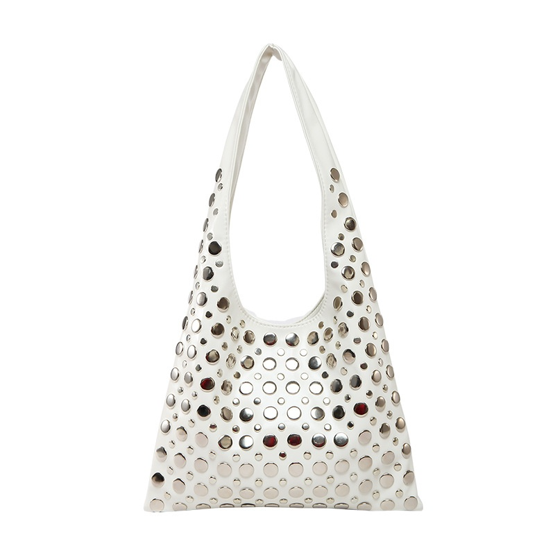 Schultertasche mit Nieten ⎜ Trendige Handtasche im Polka-Dot-Design für einen auffälligen Look