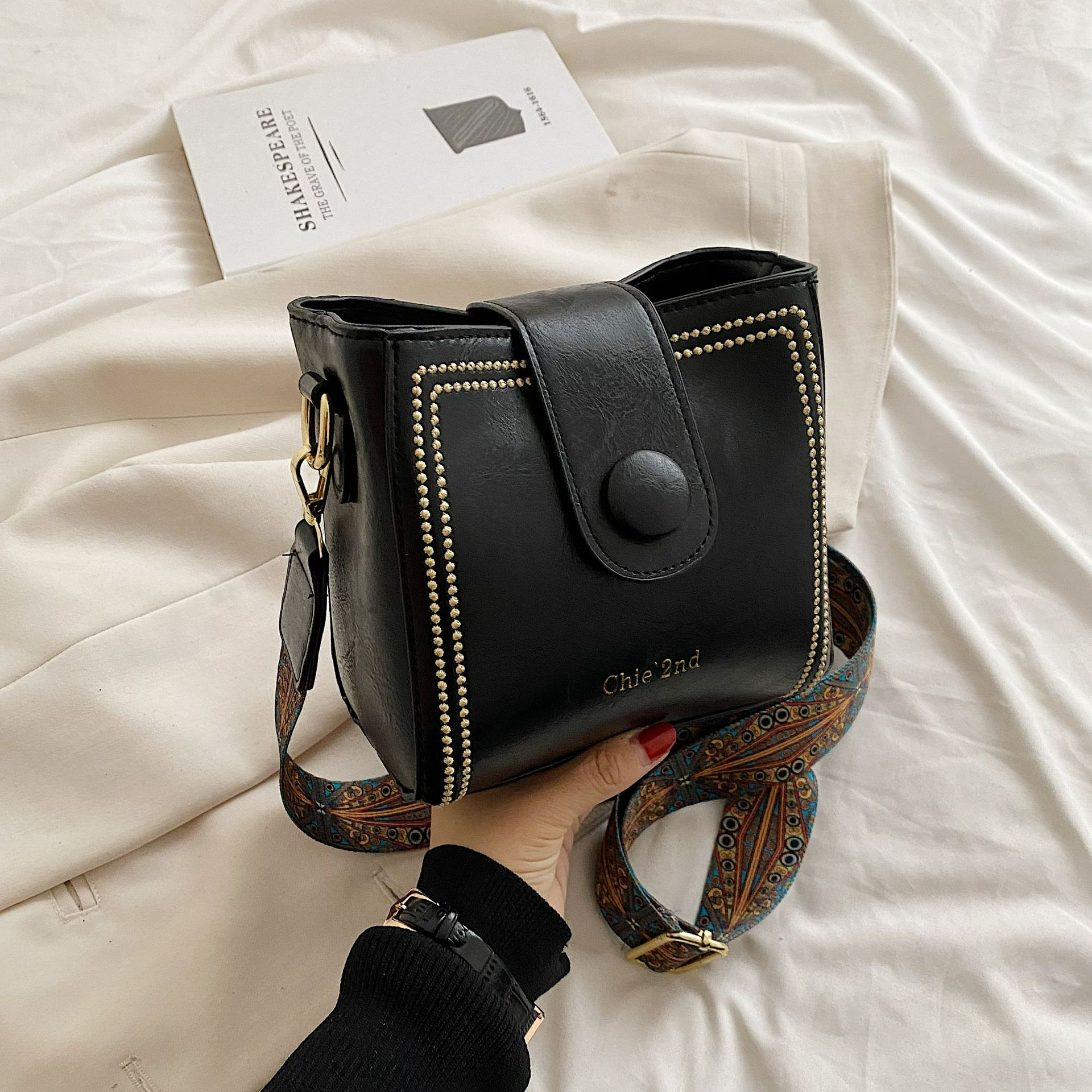 Umhängetasche für Damen ⎜ Modische Schultertasche im Retro-Look mit strukturierter Oberfläche für Alltag und Ausgehen