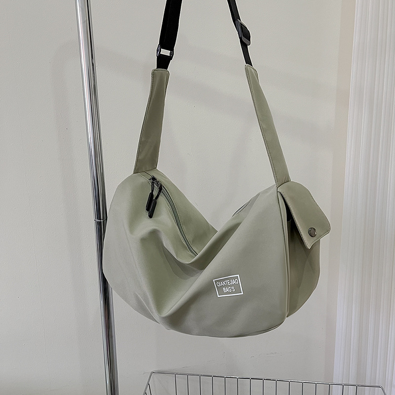 Sportliche Schultertasche für Damen ⎜ Leichte Umhängetasche aus Nylon mit viel Stauraum für Alltag und Reisen