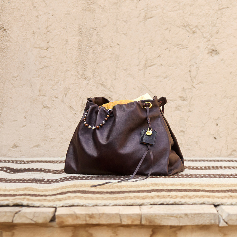 Damen Schultertasche aus Leder ⎜ Große Beuteltasche mit Kordelzug und variablem Trageriemen