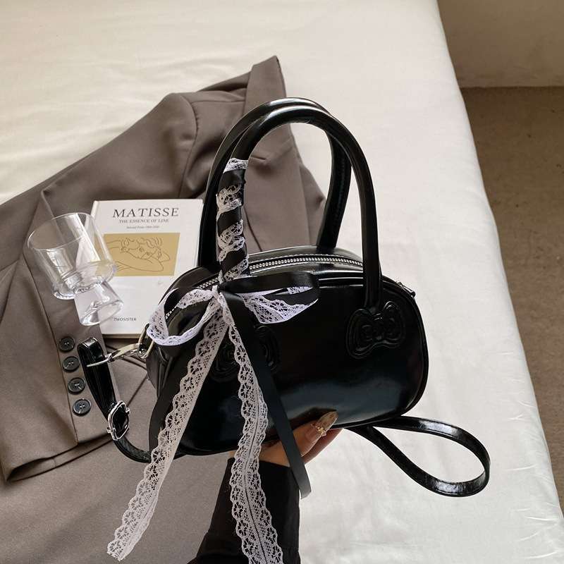 Damen Handtasche in Lackoptik ⎜ Verspieltes Design mit Schleifenakzent und kompakter Größe