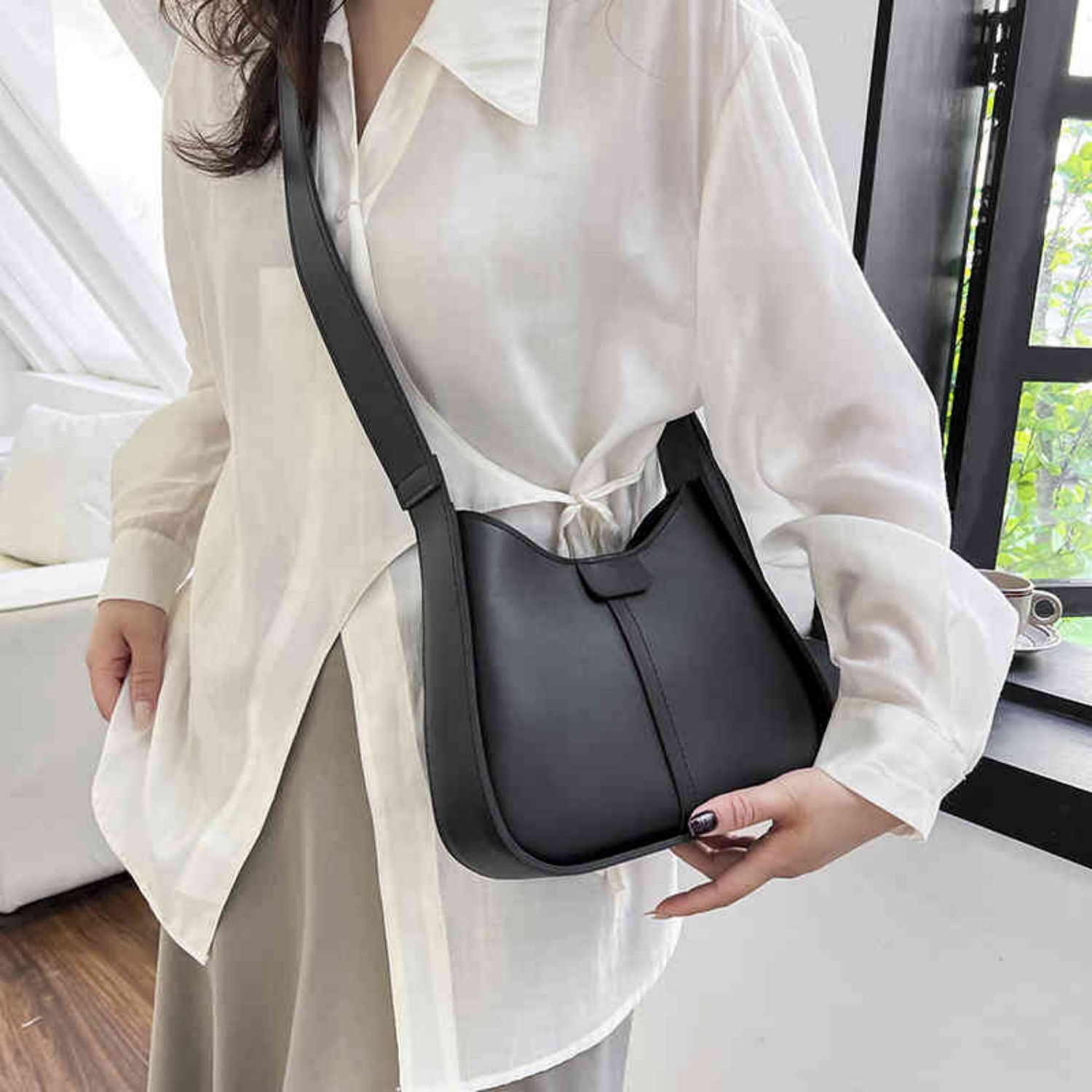 Umhängetasche für Damen ⎜ Schlichte Schultertasche mit edler Optik für Alltag und Freizeit
