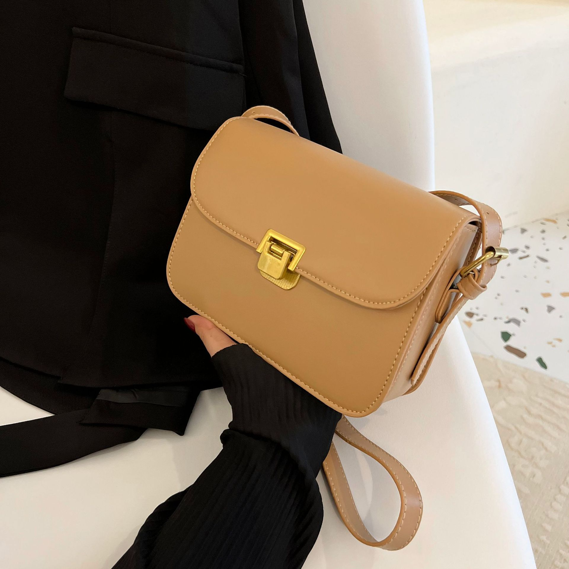 Umhängetasche mit Schnalle ⎜ Schlichte Schultertasche für Damen mit Eleganter Form und Verstellbarem Riemen