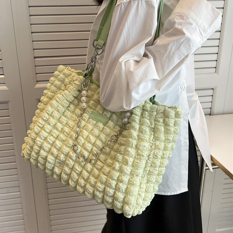 Tote Bag für Damen ⎜ Geräumige Schultertasche aus weichem Stoff mit Perlen- und Kettenakzenten