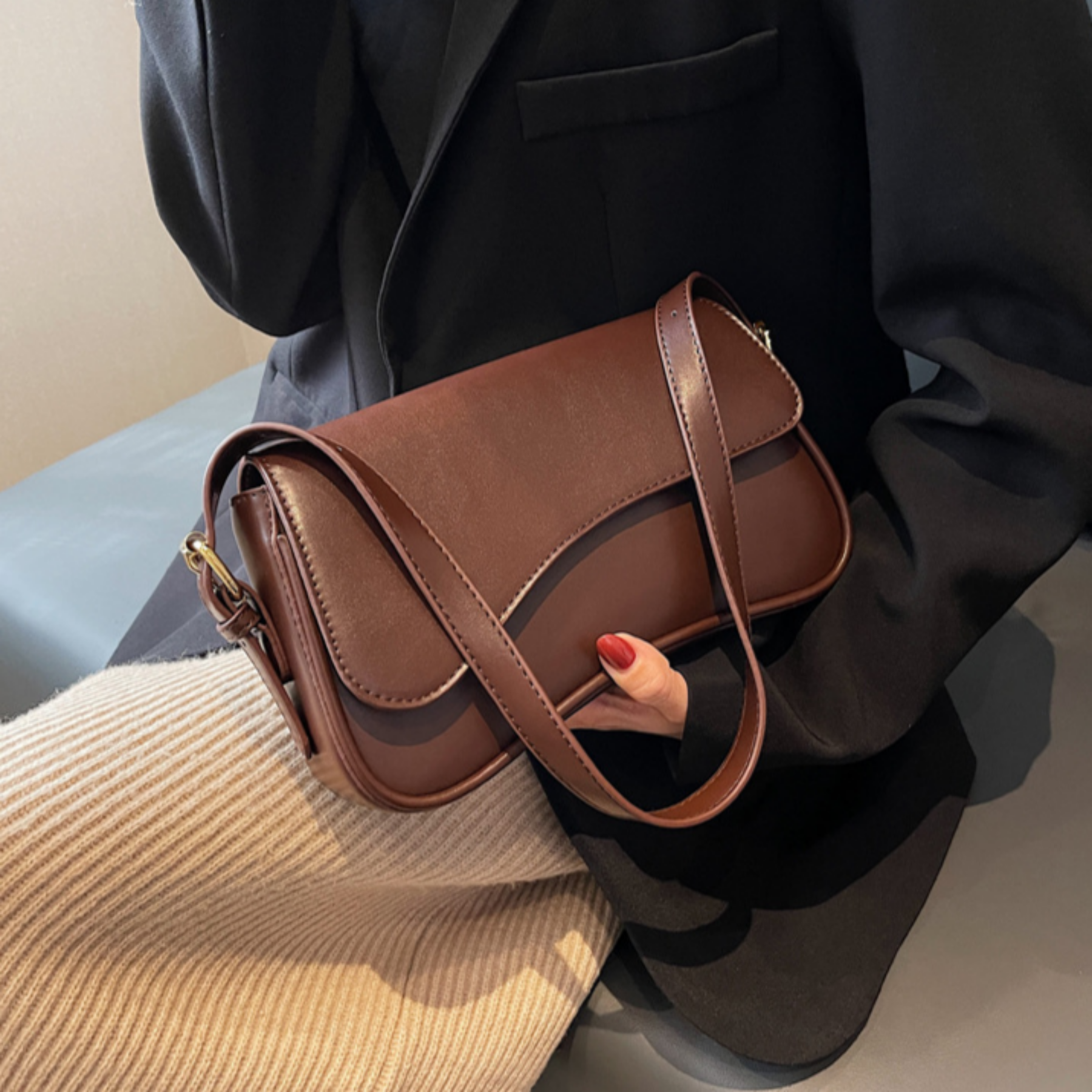 Umhängetasche für Damen ⎜ Schlichte Handtasche aus Kunstleder mit schickem Magnetverschluss