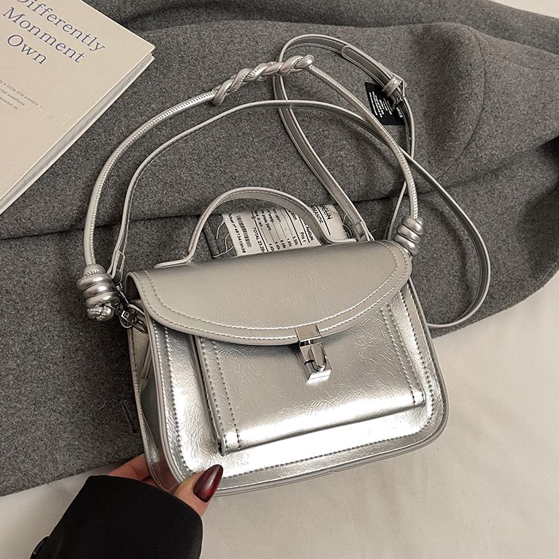 Damen Umhängetasche im Retro-Stil ⎜ Kleine quadratische Handtasche mit Griff für Alltag und Freizeit