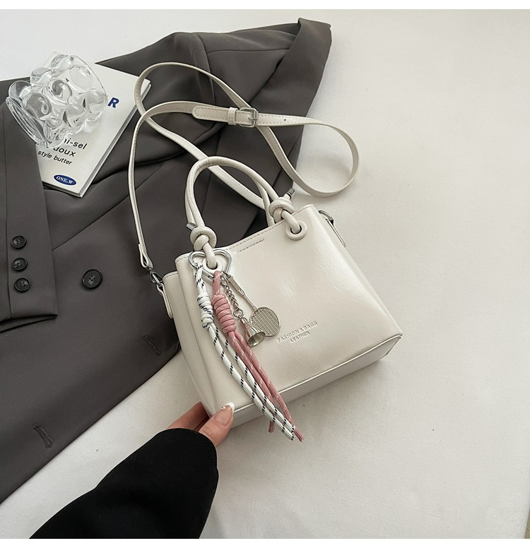 Damen Bucket Bag ⎜ Glänzende Umhängetasche mit Griff für Alltag und Events