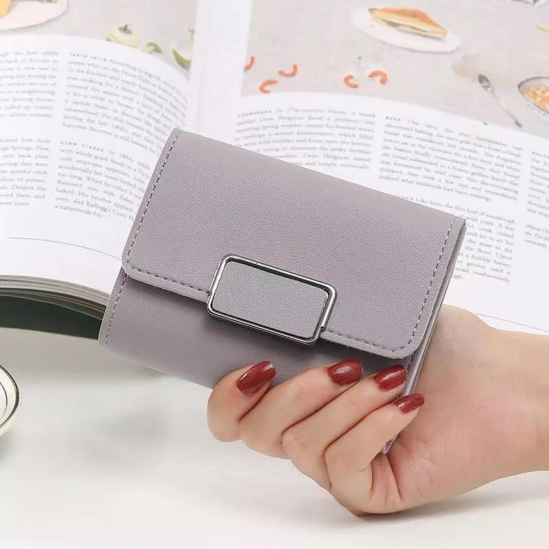 Damen Kurz-Geldbörse im schlichten Design ⎜ Modische Brieftasche mit Steckverschluss und weicher Oberfläche