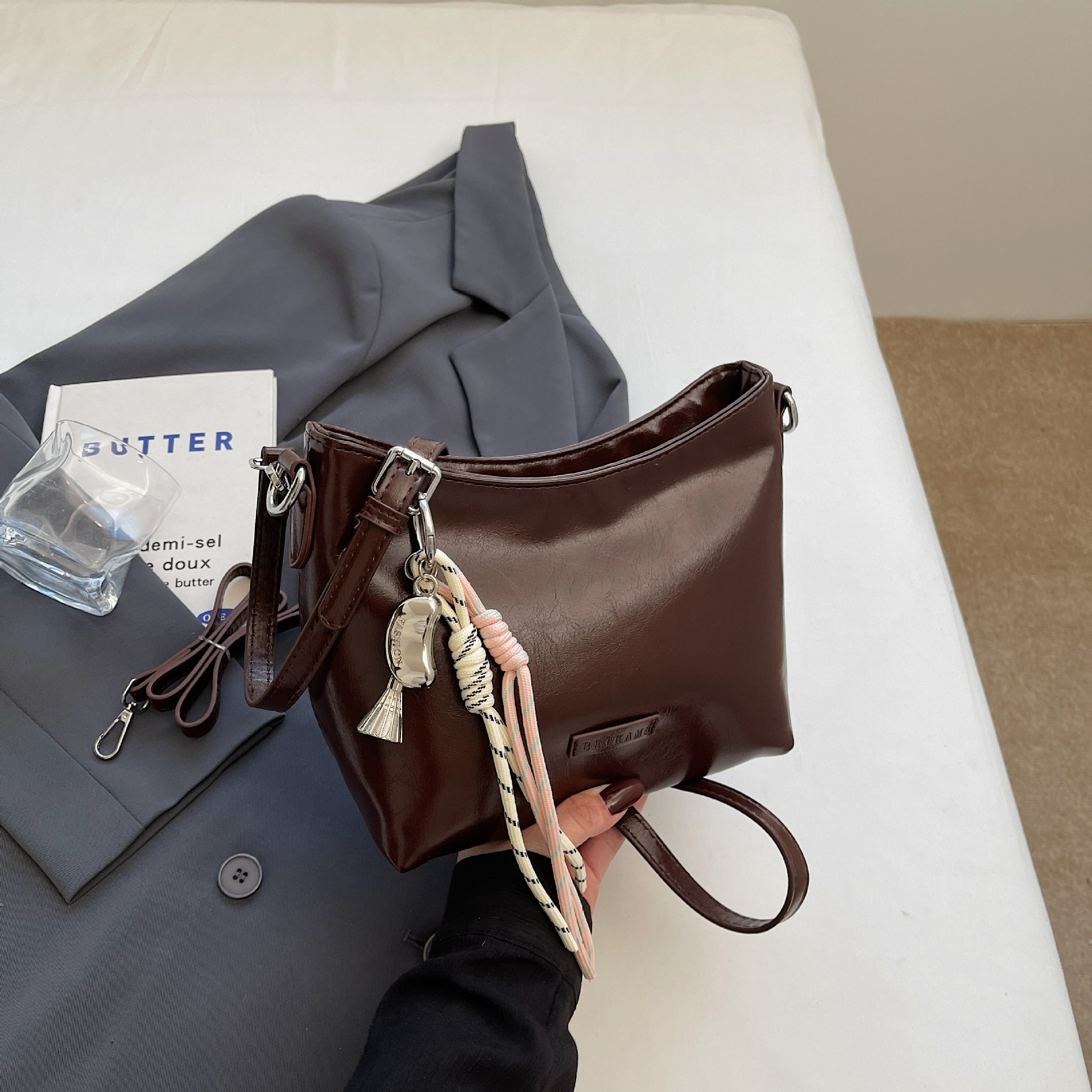 Damen Schultertasche im Bucket-Stil ⎜ Modische Unterarmtasche mit Riemen für Alltag und Freizeit
