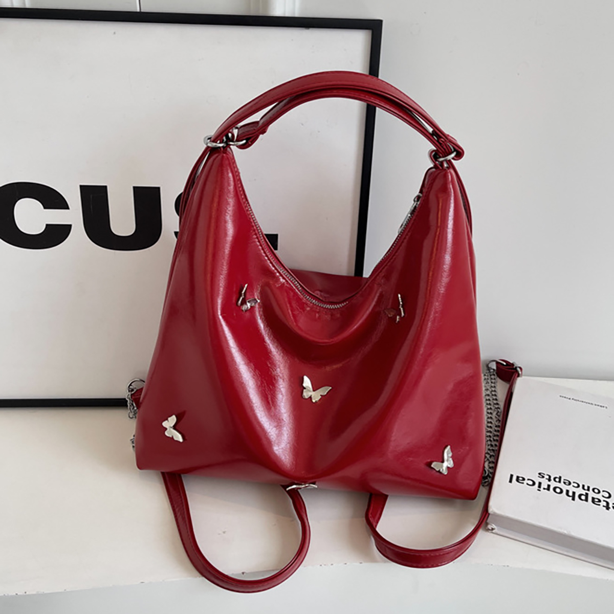 Umhängetasche für Damen ⎜ Große Schultertasche mit Schmetterlingsdetails und Anhänger für Alltag und Freizeit