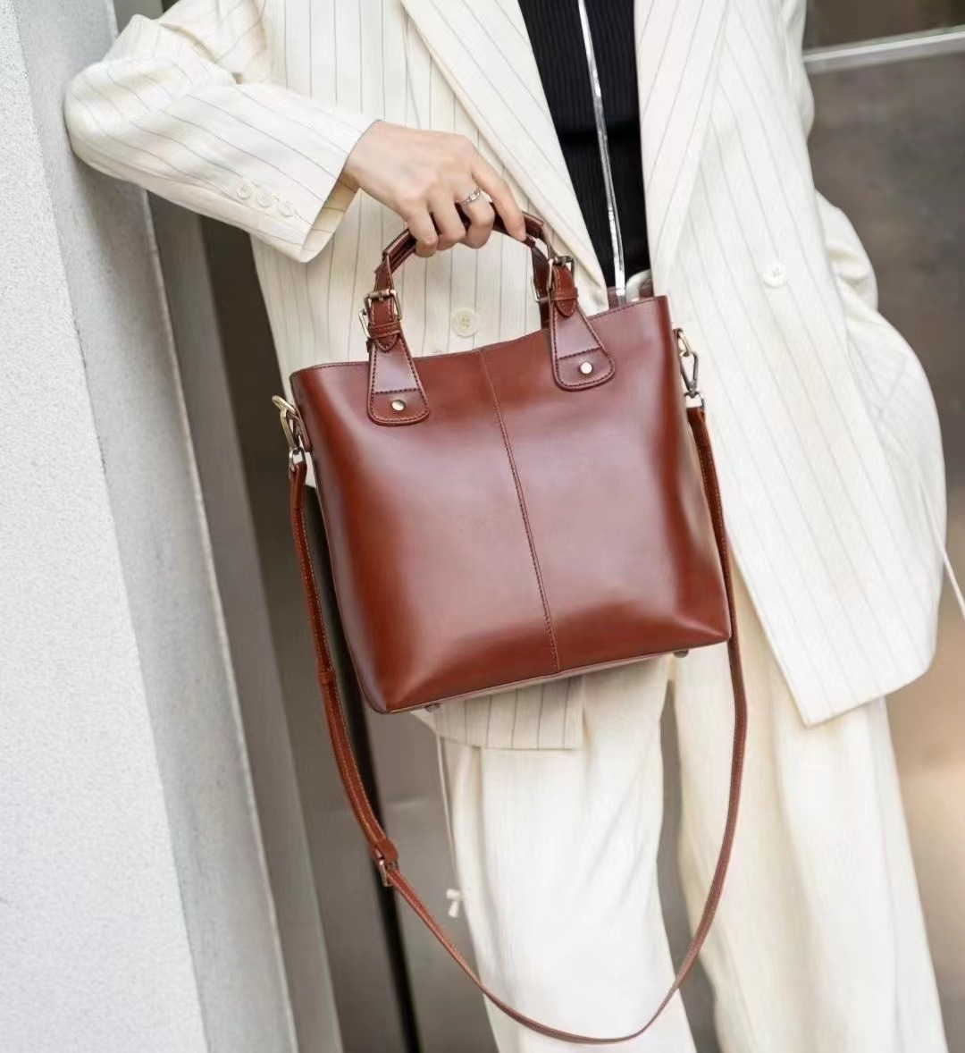 Damen Handtasche aus weichem Leder ⎜ Geräumige Schultertasche mit kurzem Griff für Alltag und Büro