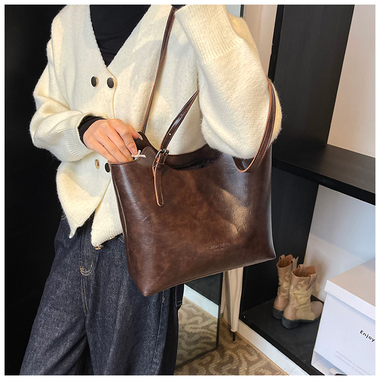 Damen Schultertasche ⎜ Geräumige Retro-Tasche aus Kunstleder für Alltag und Büro