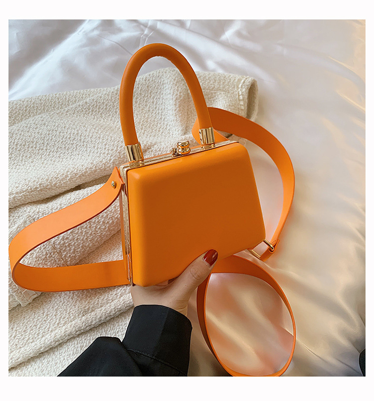 Damen Clip-Handtasche in Kontrastfarben ⎜ Elegante Mini-Tasche mit Bügelverschluss und kurzem Tragegriff