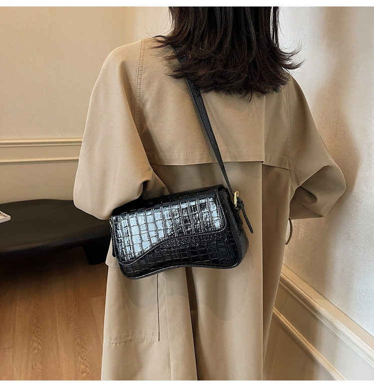 Umhängetasche für Damen ⎜ Schlichte Kunstledertasche mit Magnetverschluss und verstellbarem Riemen