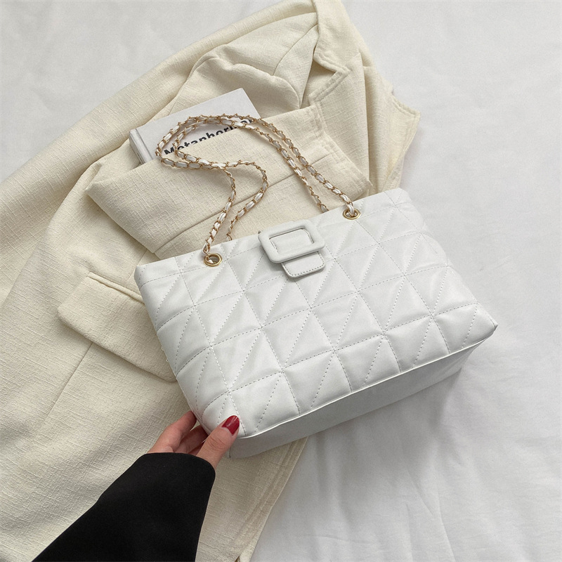 Schultertasche für Damen ⎜ Trendige Handtasche im Karo-Design mit goldener Kettenverzierung