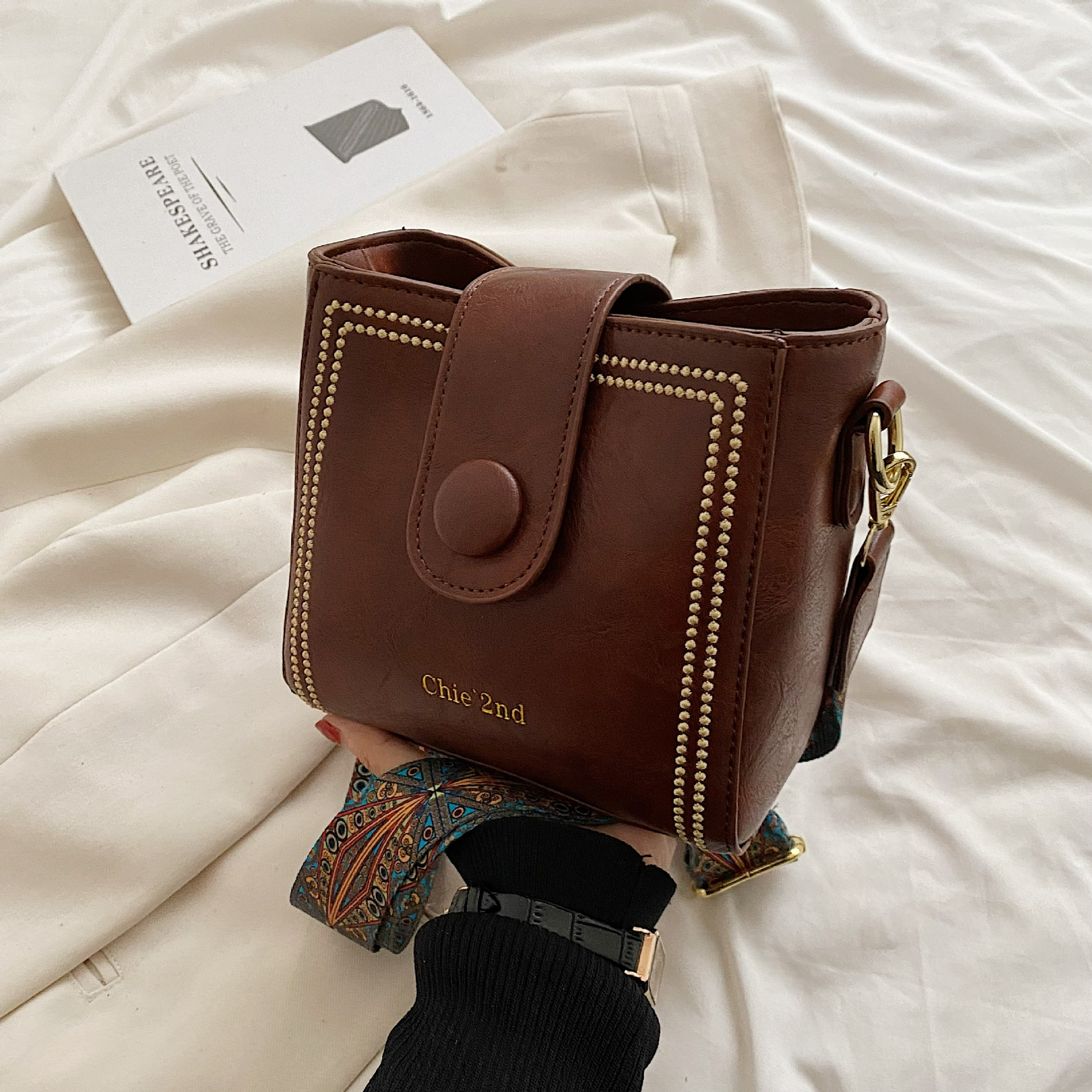 Umhängetasche für Damen ⎜ Modische Schultertasche im Retro-Look mit strukturierter Oberfläche für Alltag und Ausgehen