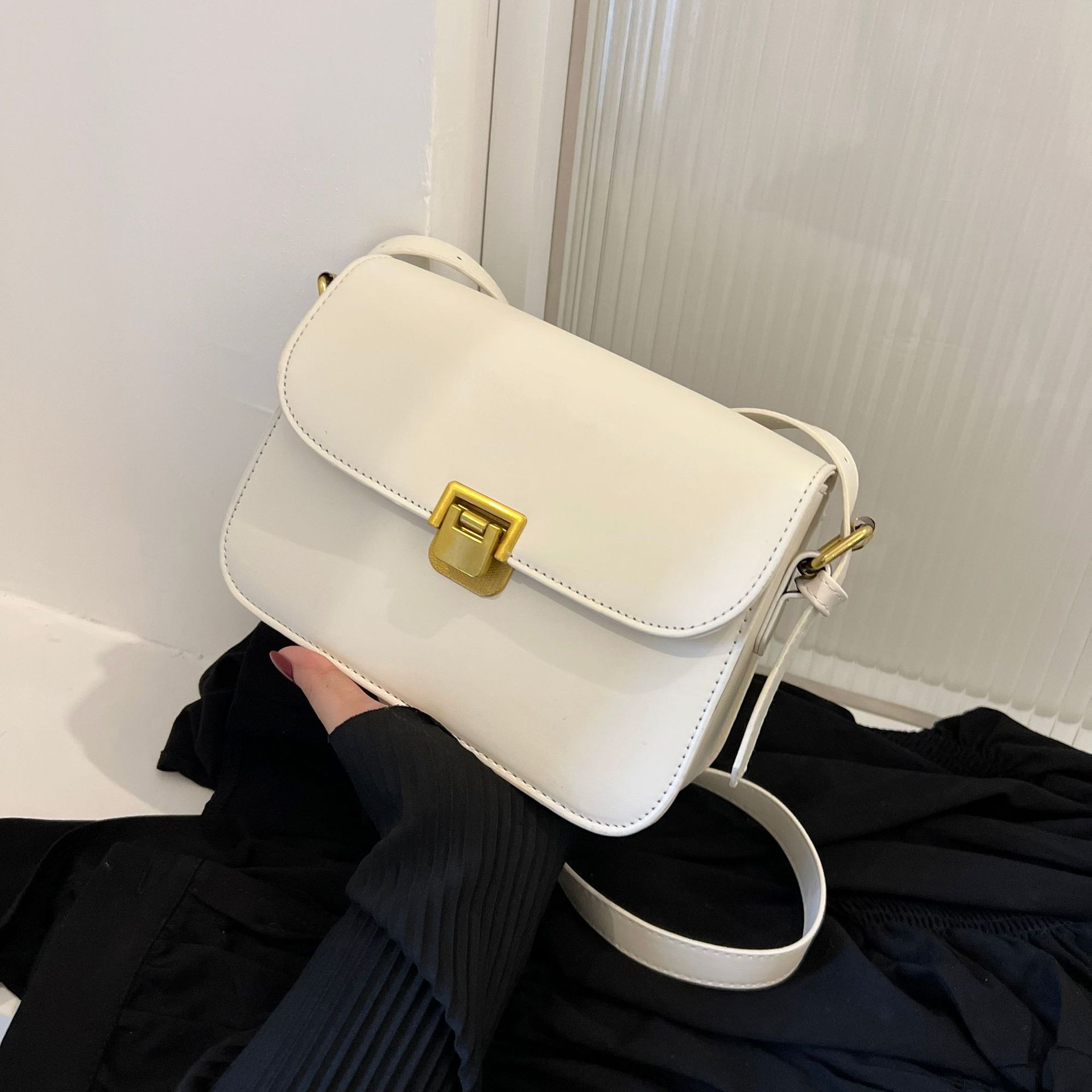 Umhängetasche mit Schnalle ⎜ Schlichte Schultertasche für Damen mit Eleganter Form und Verstellbarem Riemen