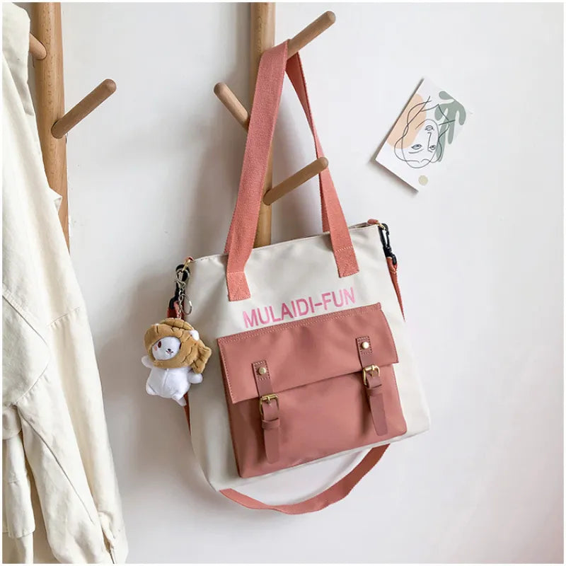 Schultertasche für Damen ⎜ Robuste Umhängetasche aus Nylon mit Frontfach und Plüschanhänger