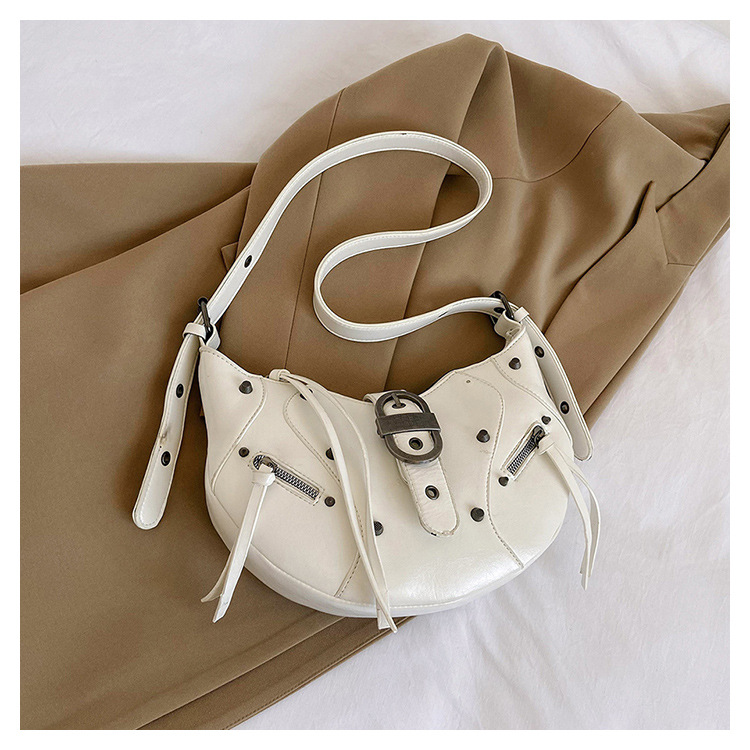 Umhängetasche für Damen ⎜ Halbmond-Design mit Nieten für Alltag, Freizeit und City-Looks