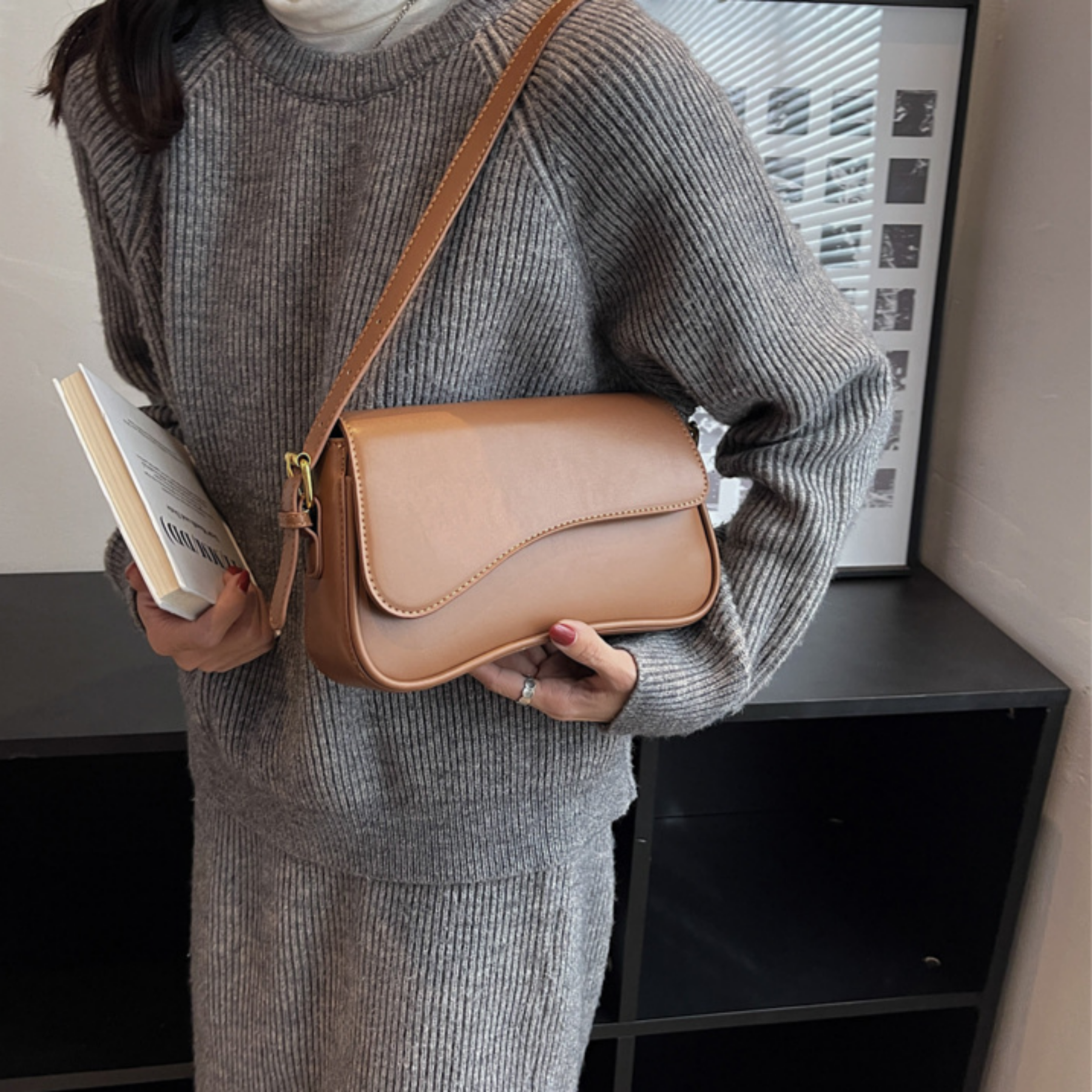 Umhängetasche für Damen ⎜ Schlichte Handtasche aus Kunstleder mit schickem Magnetverschluss