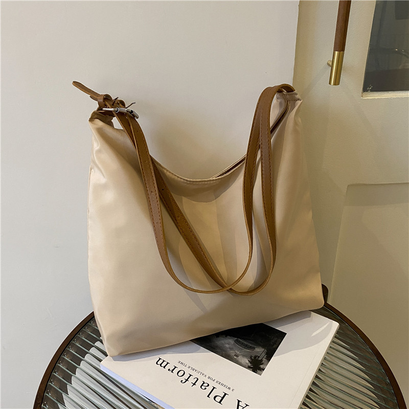 Schultertasche für Damen ⎜ Modernes Design mit praktischer Form und verstellbarem Tragegurt
