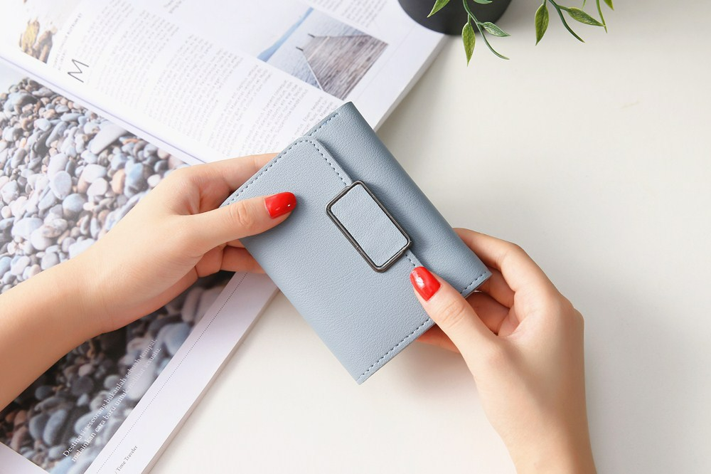 Damen Kurz-Geldbörse im schlichten Design ⎜ Modische Brieftasche mit Steckverschluss und weicher Oberfläche