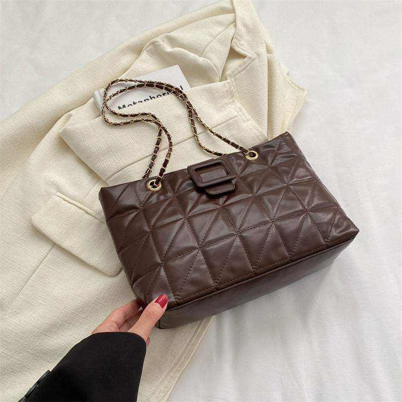 Schultertasche für Damen ⎜ Trendige Handtasche im Karo-Design mit goldener Kettenverzierung