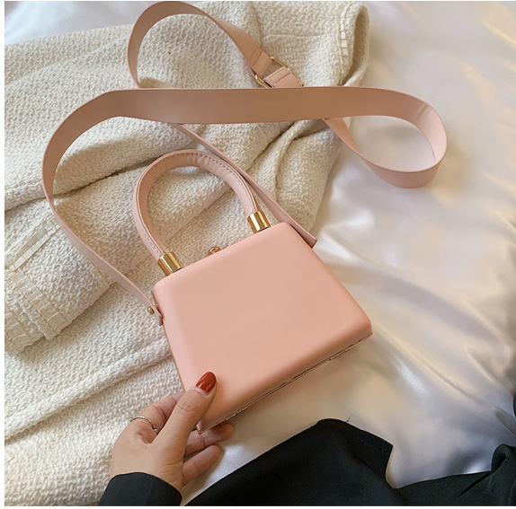Damen Clip-Handtasche in Kontrastfarben ⎜ Elegante Mini-Tasche mit Bügelverschluss und kurzem Tragegriff