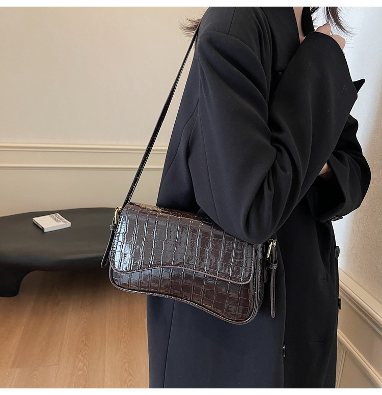 Umhängetasche für Damen ⎜ Schlichte Kunstledertasche mit Magnetverschluss und verstellbarem Riemen
