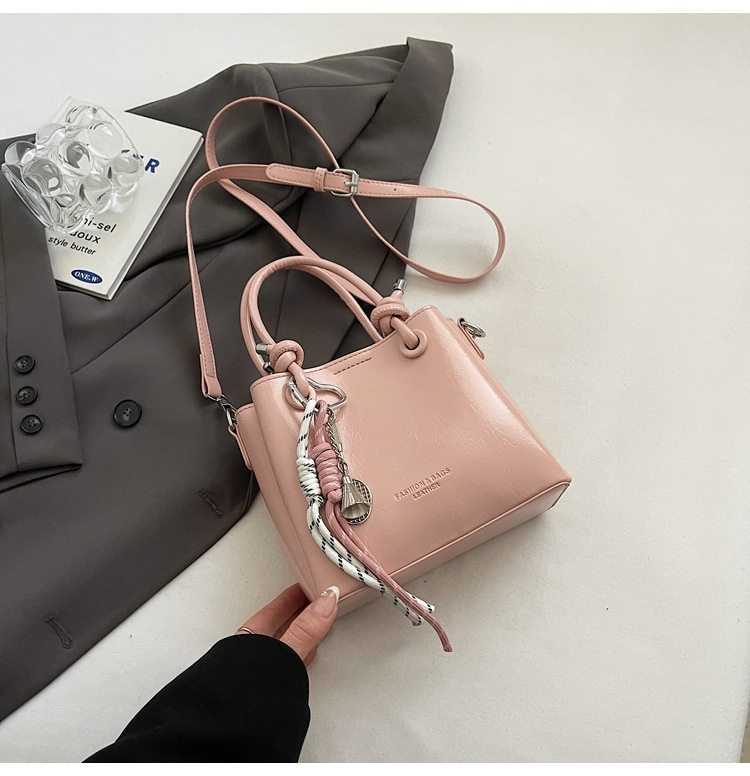 Damen Bucket Bag ⎜ Glänzende Umhängetasche mit Griff für Alltag und Events