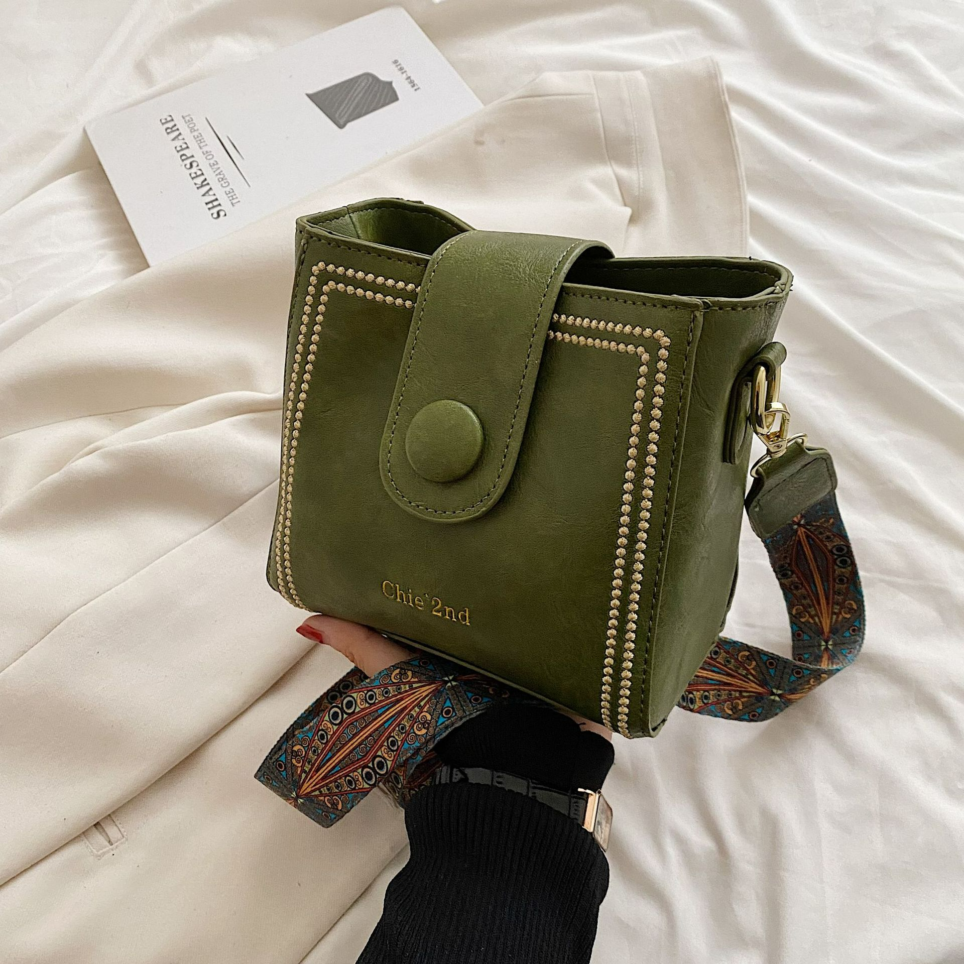 Umhängetasche für Damen ⎜ Modische Schultertasche im Retro-Look mit strukturierter Oberfläche für Alltag und Ausgehen