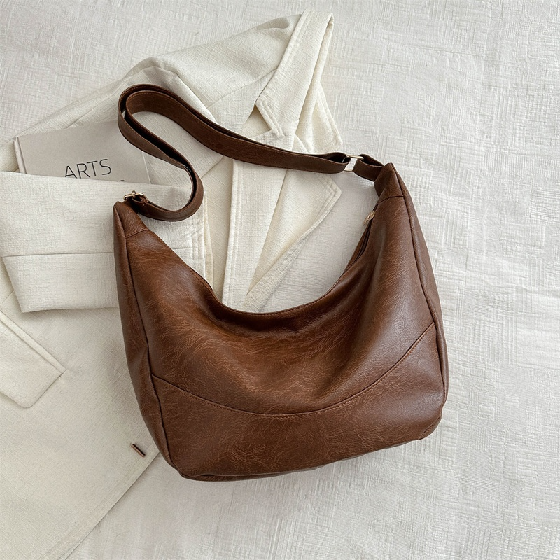 Damen Umhängetasche ⎜ Lässige Schultertasche mit Weichem Design und Abnehmbarem Teddy-Anhänger