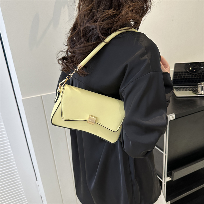 Umhängetasche mit Schleife ⎜ Elegante Unterarmtasche für Damen mit Verstellbarem Riemen und Kompaktem Design